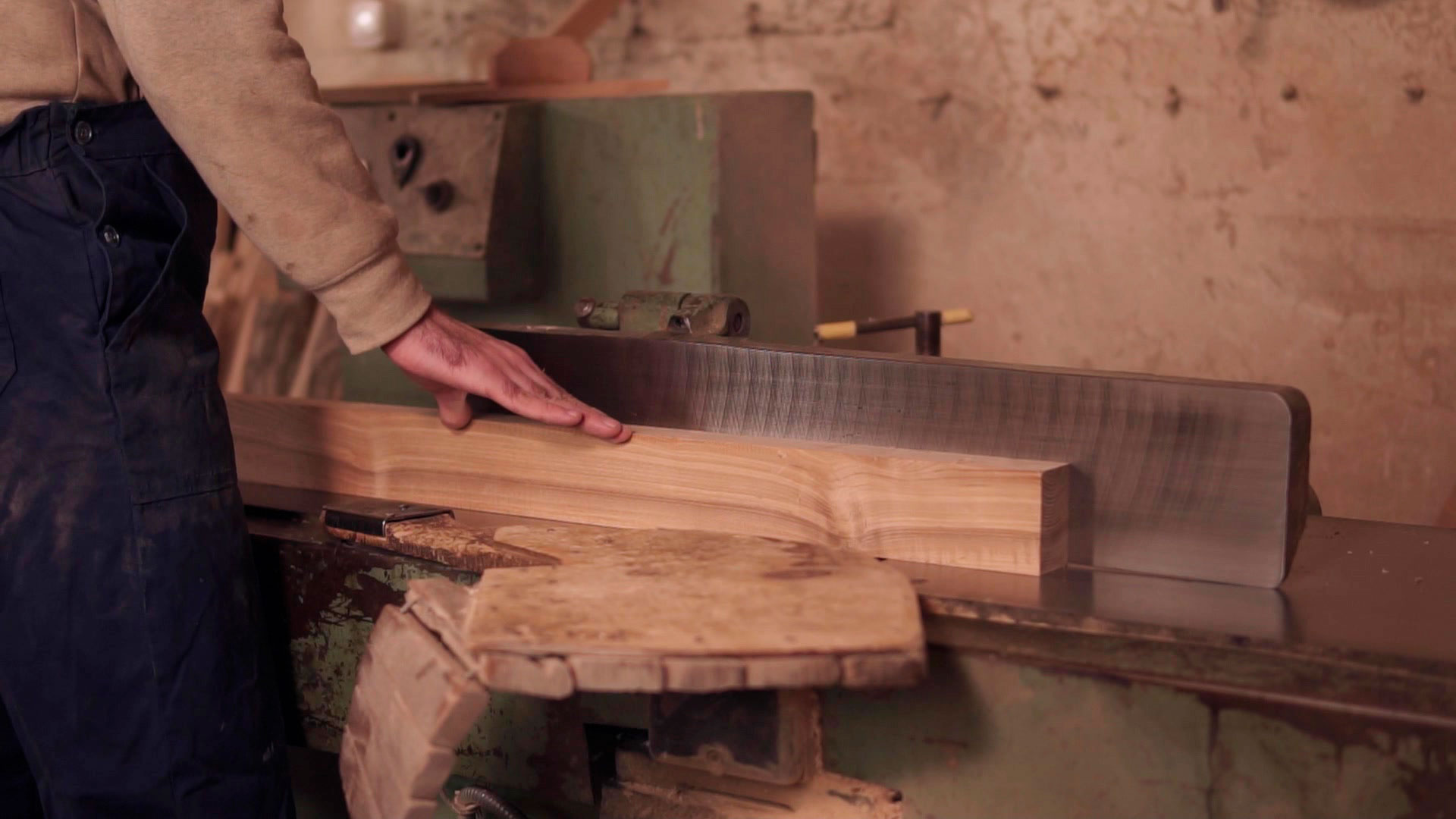 Operario cortando un listón de madera